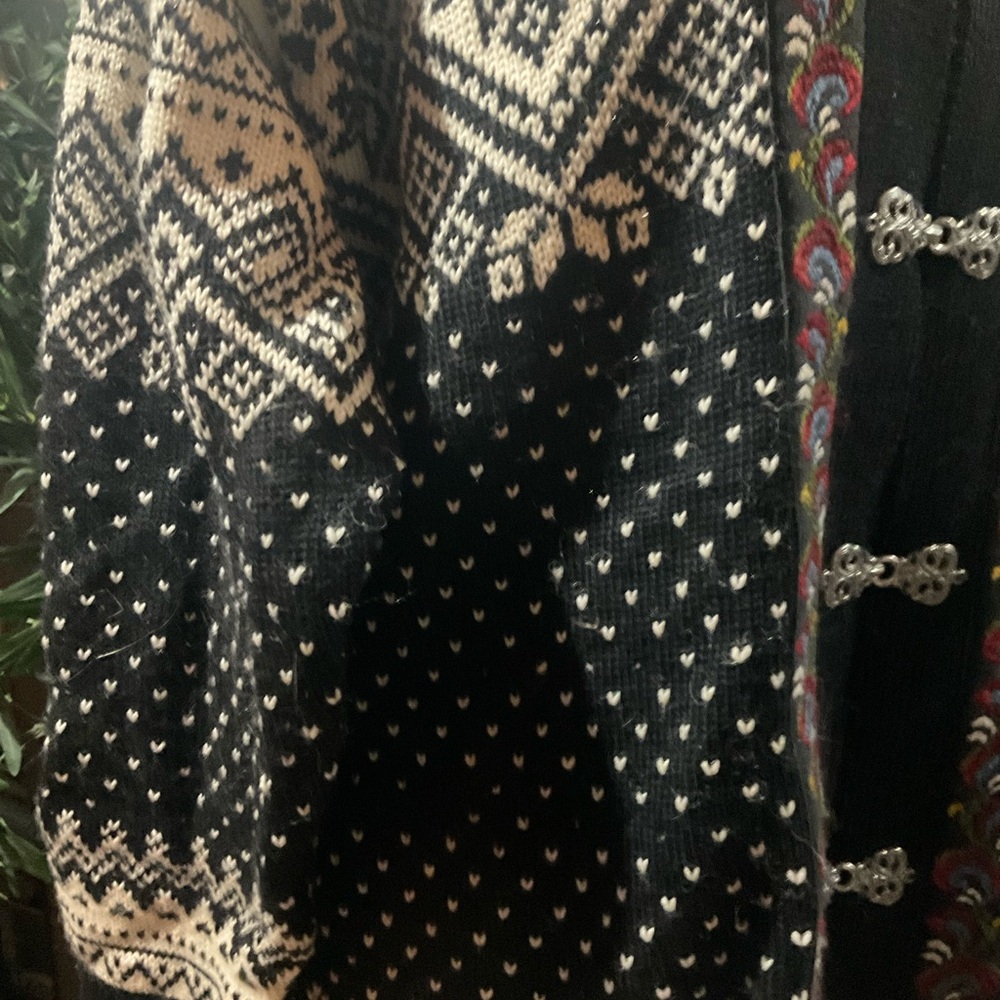 “Scandinavian” Style Embroidered Hook And Eye Closure Long Sleeved Sweater. - Picture 10 of 14